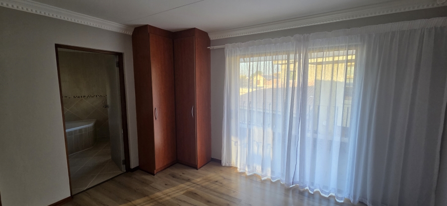 5 Bedroom Property for Sale in Roylglen Gardens Northern Cape
